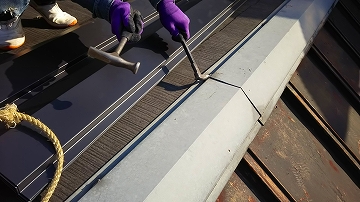 既存の棟板金を撤去している様子