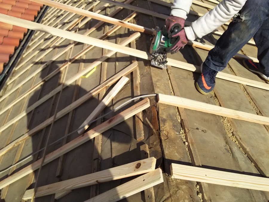 屋根葺き替え工事　垂木工事