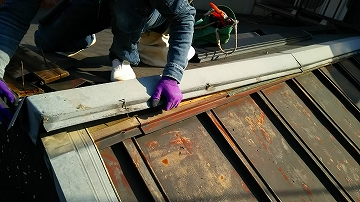 既存の棟板金を撤去している様子