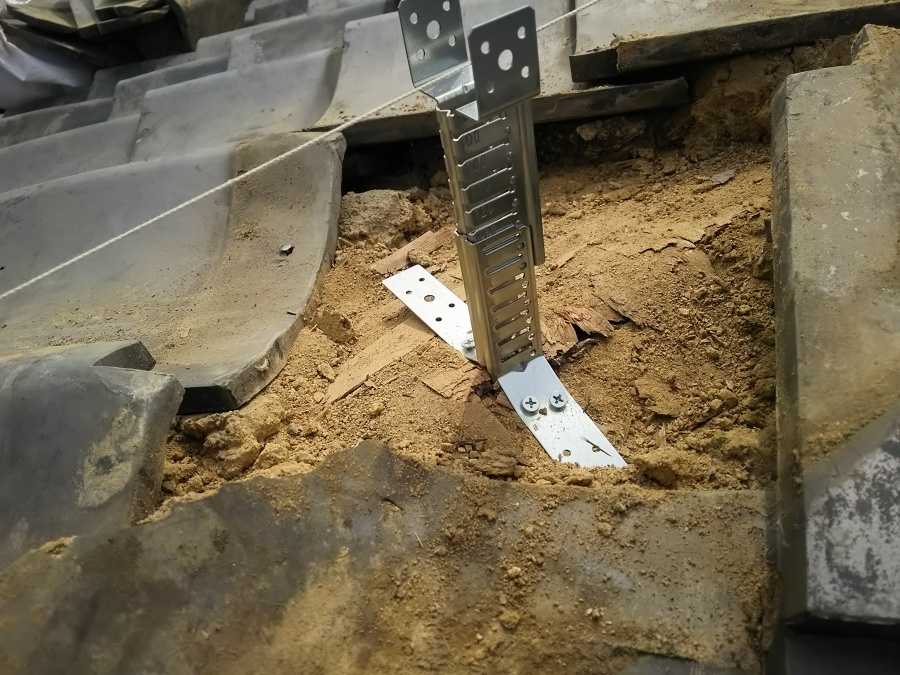 防災棟の施工　防災棟金具の設置