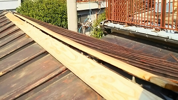 棟板金交換工事　貫板の施工