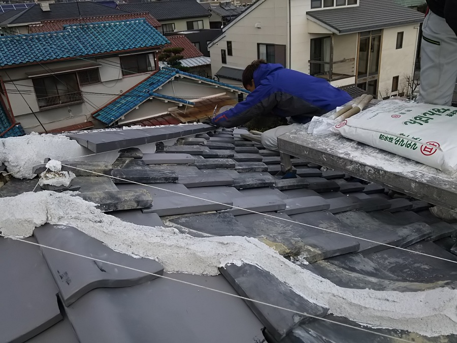 白いなんばんの土台の上にのし瓦を載せる