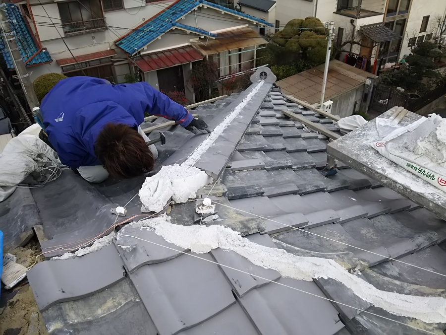 白いなんばんの土台の上にのし瓦を載せる