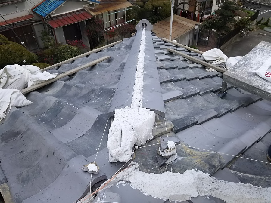 白いなんばんの土台の上に一段目のし瓦を載せ終わる