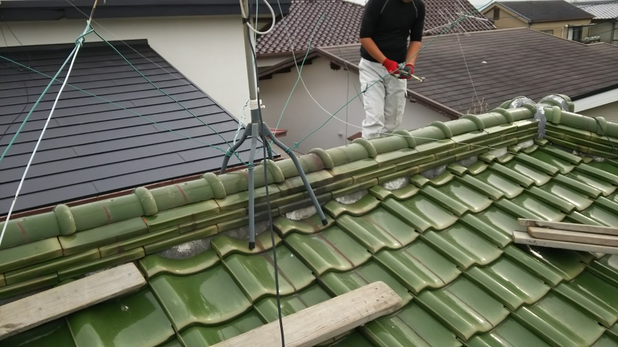 屋根に足場を架けた様子