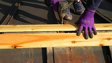 棟板金交換工事　貫板の施工