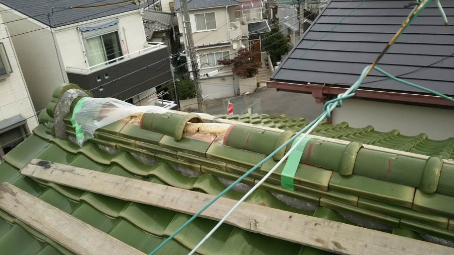 台風で飛んでしまった棟瓦の様子