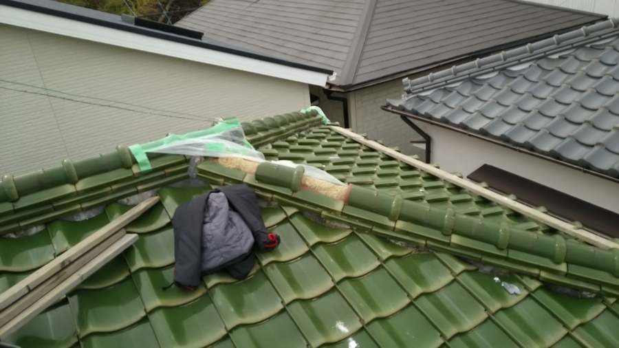台風で飛んでしまった棟瓦の様子