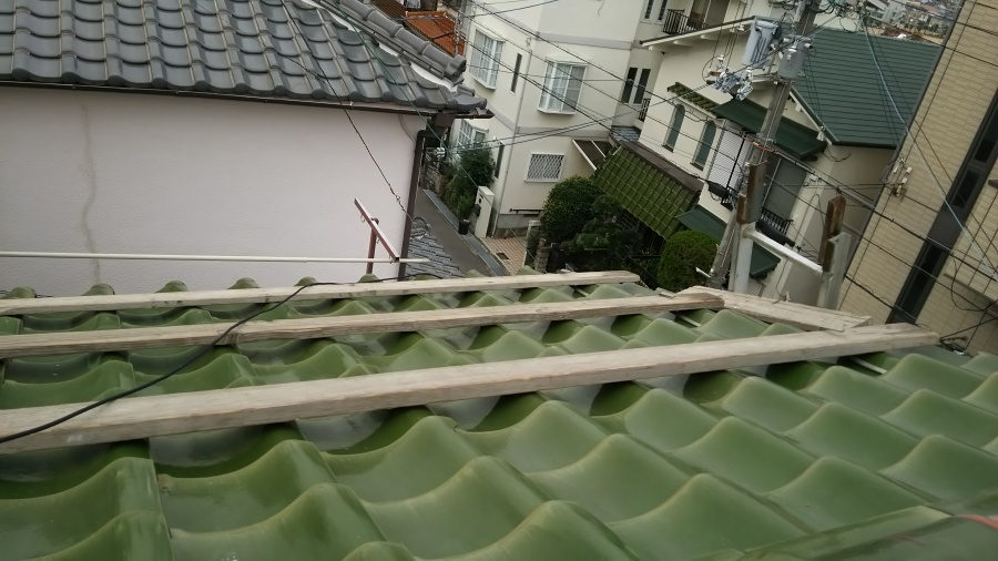 屋根に足場を架けた様子