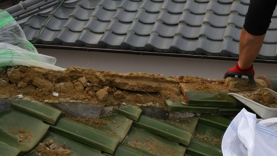 瓦の下の葺き土を撤去