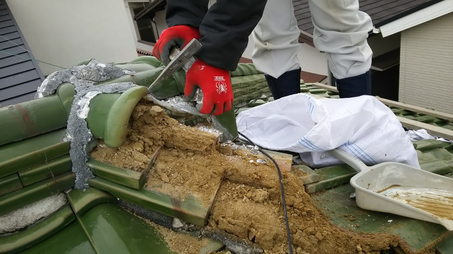 既存の棟瓦を取っている様子