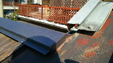 棟板金交換工事　棟板金の施工