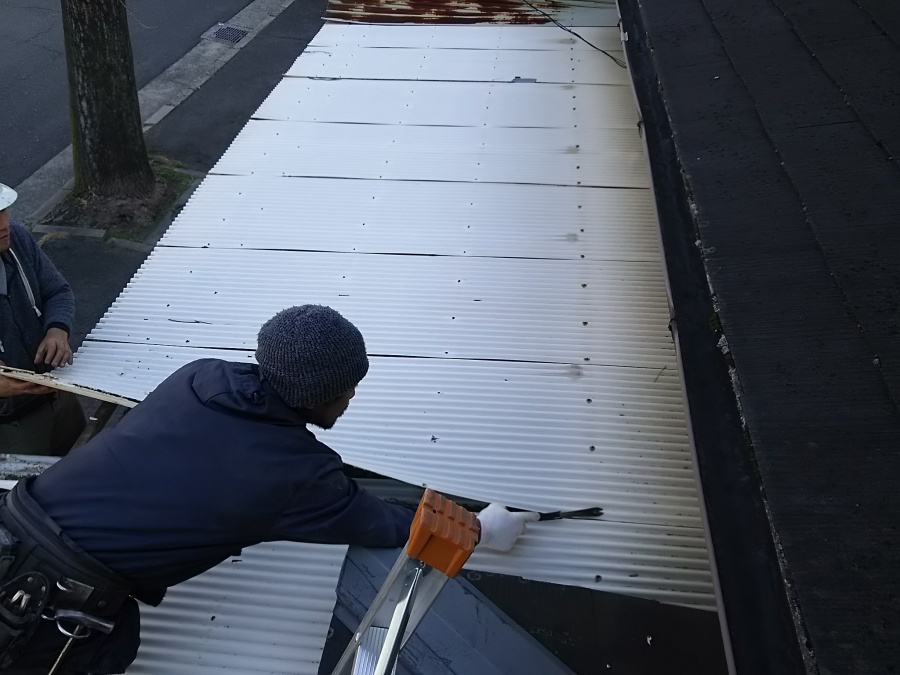 波板の解体作業