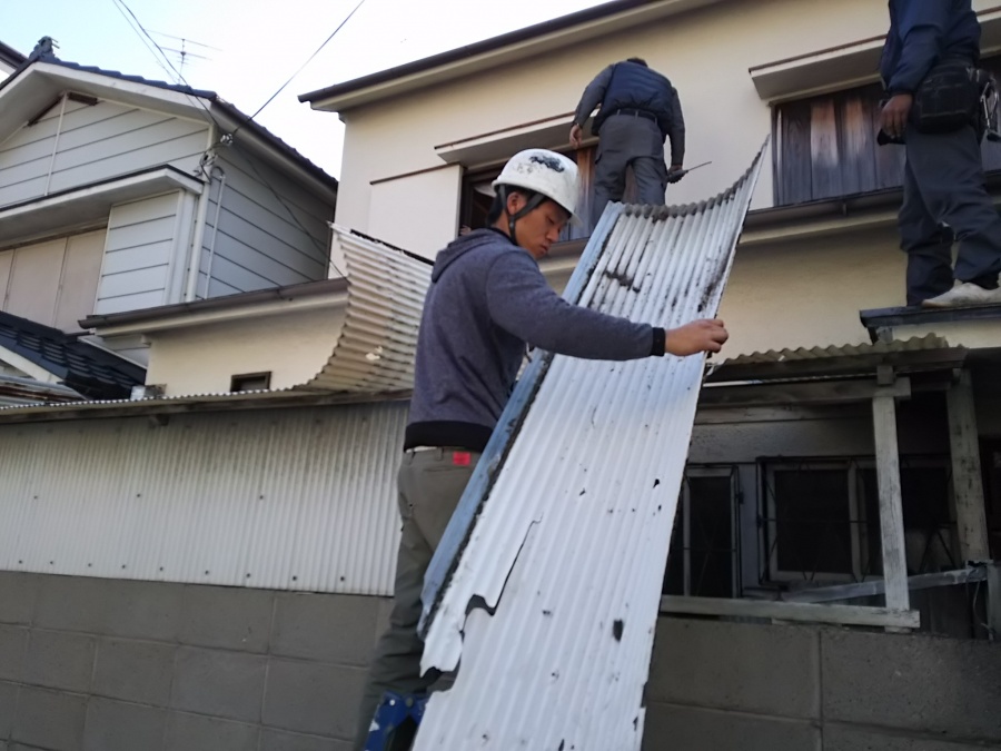 波板の解体作業