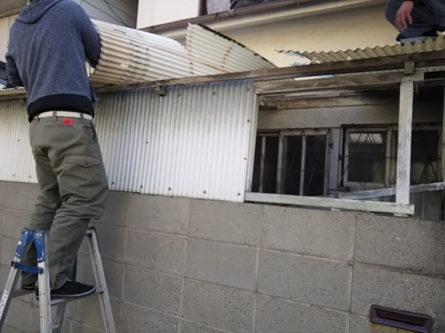 波板の解体作業