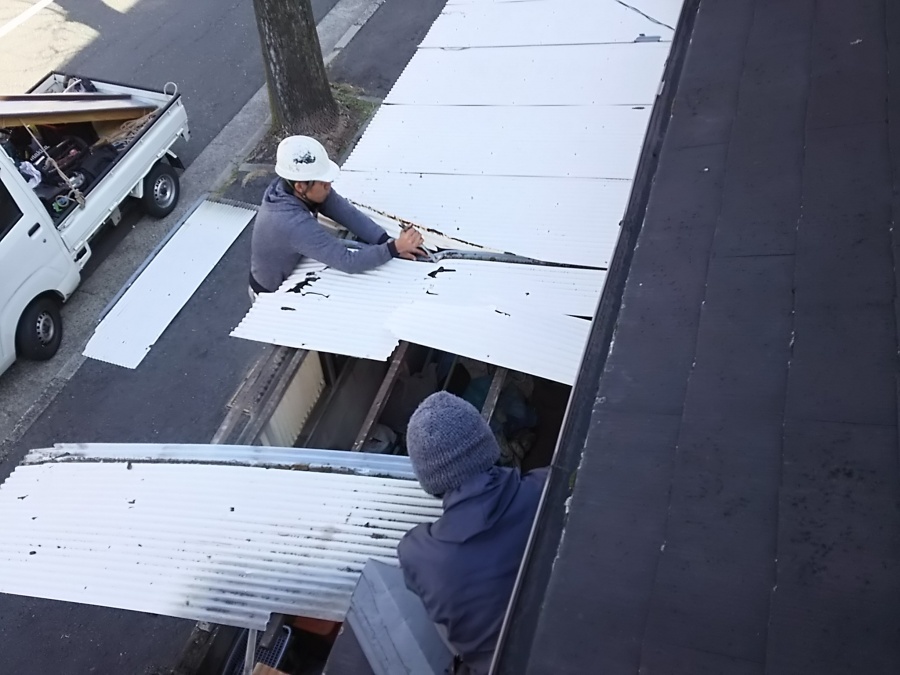 波板の解体作業