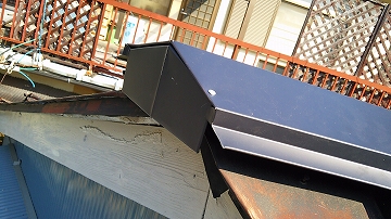 棟板金交換工事　棟板金の施工