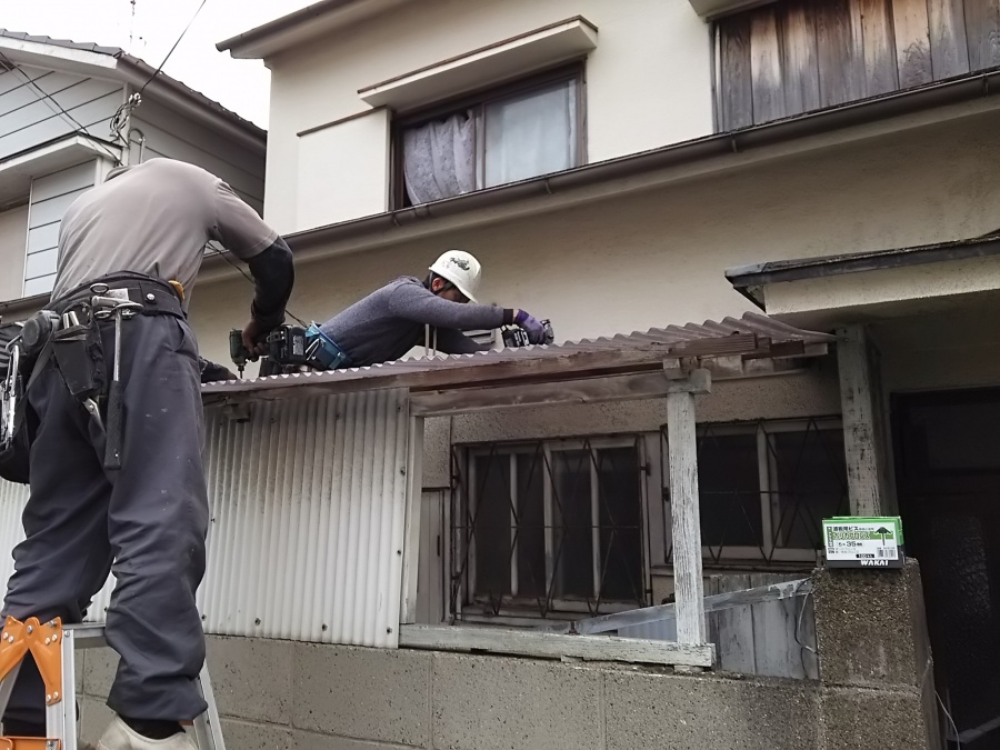 ポリカ波板を上からビス留め