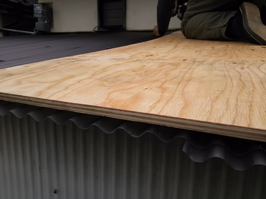 波板が割れないようにコンパネを敷く