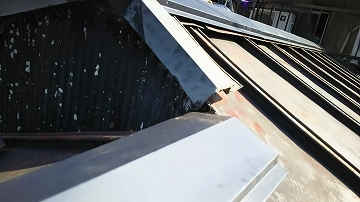 棟板金交換工事　棟板金の施工