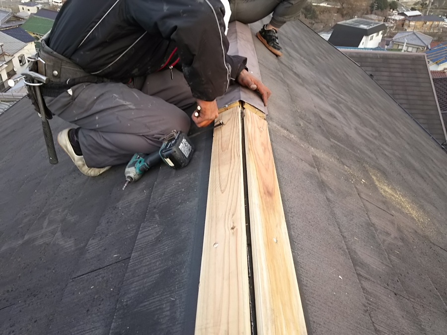 新しい下地の木を取り付ける