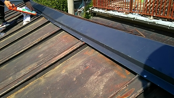 棟板金交換工事　棟板金の施工