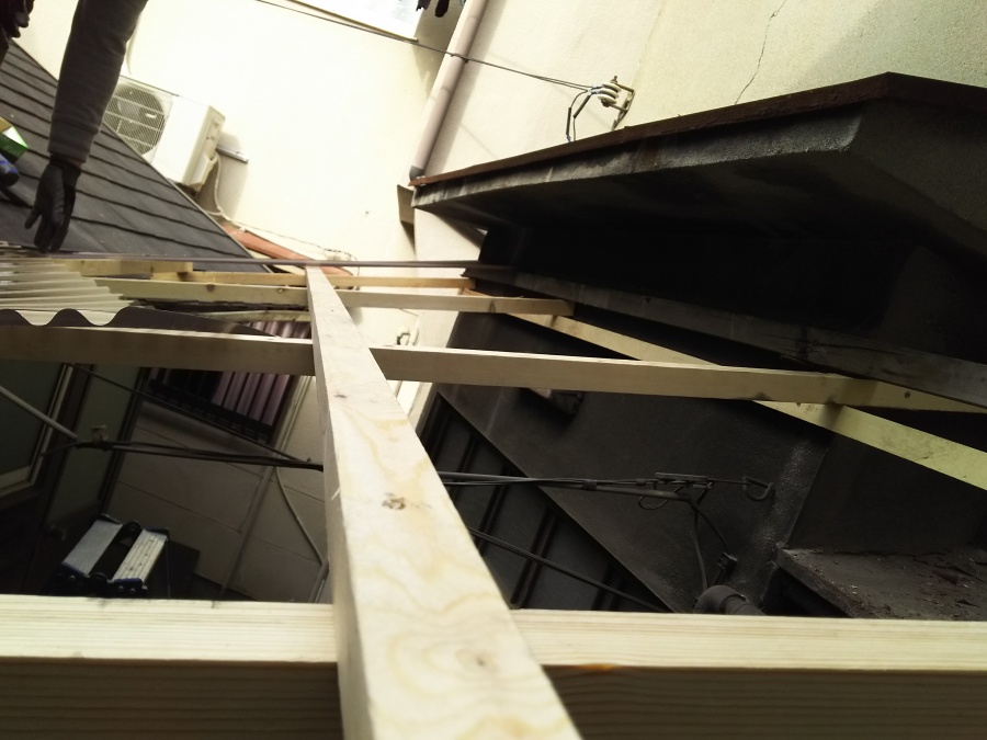 波板ポリカ　木　軸組み　完成