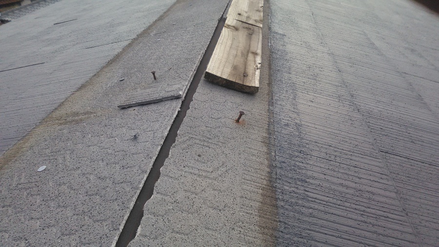 台風で吹き飛ばされた釘の飛び出た大棟板金跡