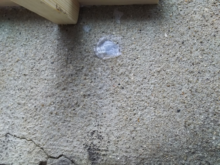 穴をコーキング処理で埋める