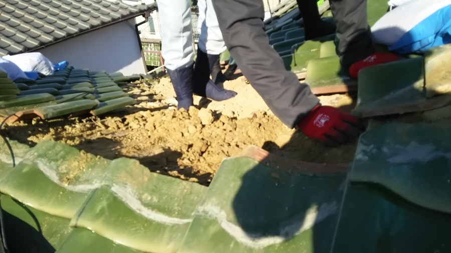 瓦の下の葺き土を撤去