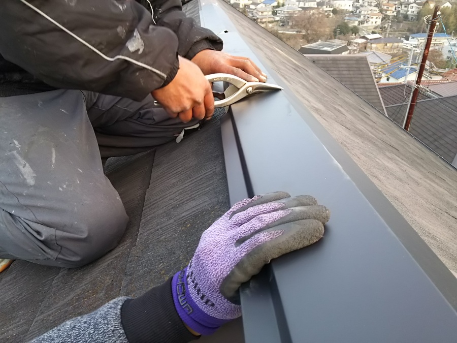 シルバーブラックの棟板金の加工