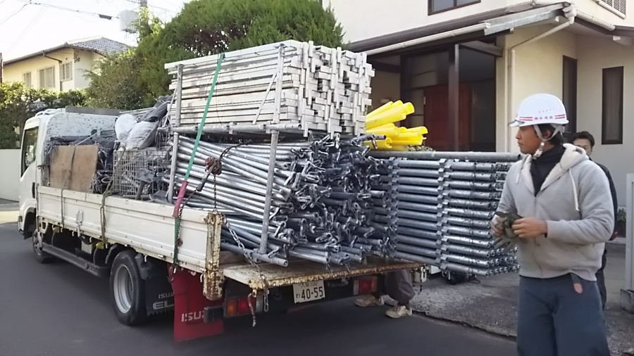 足場部材をトラックで搬入