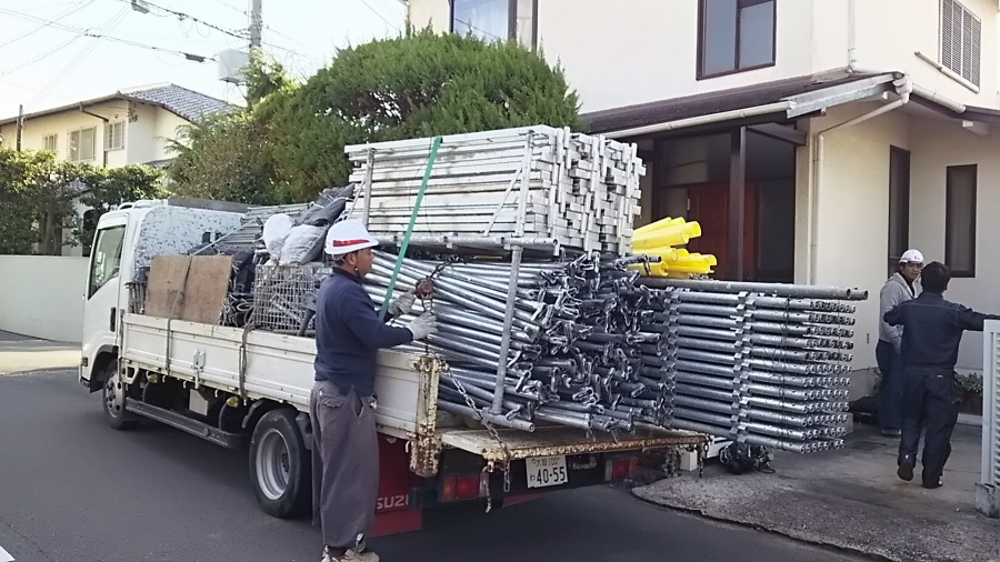 足場部材をトラックで搬入