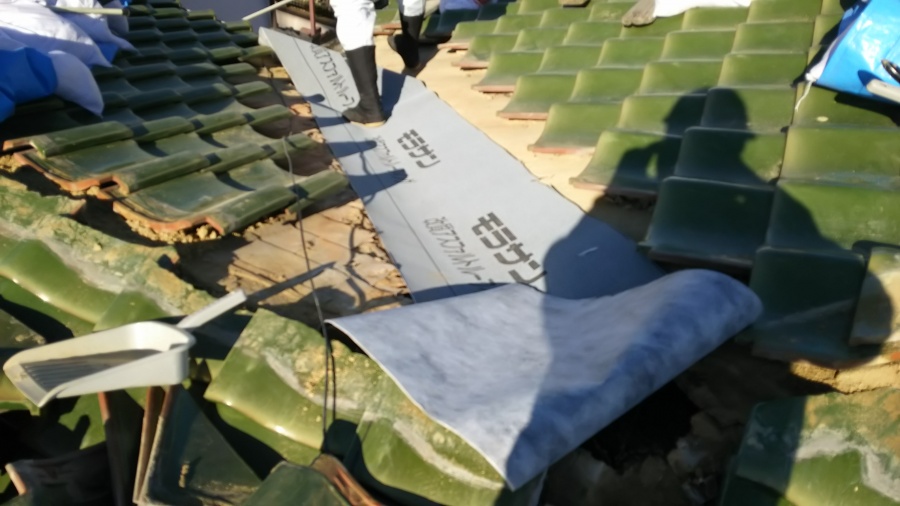 谷部分に防水シートを施工