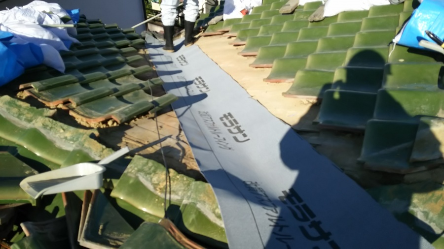 谷部分に防水シートを施工