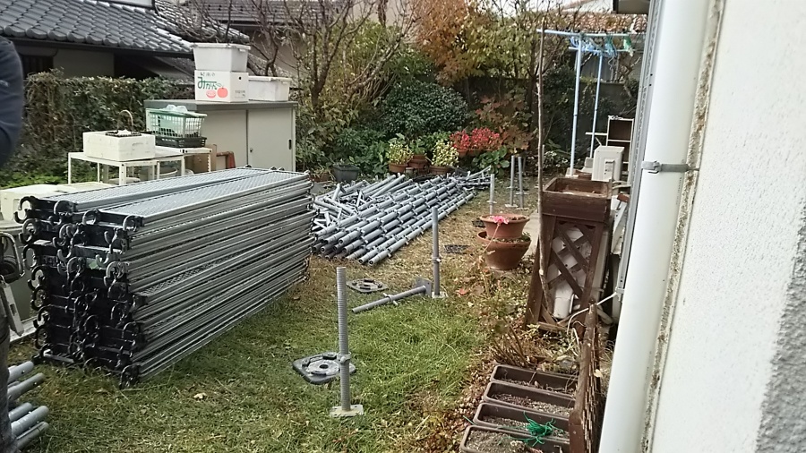 足場部材を庭に搬入