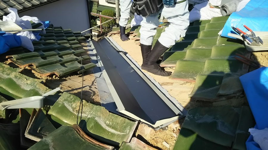 ガルバニウム鋼板製の谷板金を施工