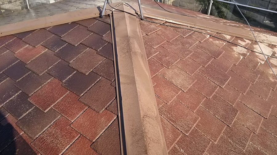 スレート屋根に高圧洗浄で落とした様子