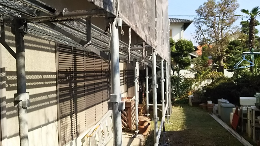 塗装に向けて足場架け