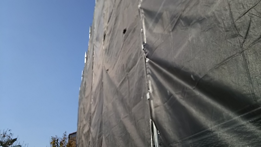 足場にメッシュシートを架けた様子