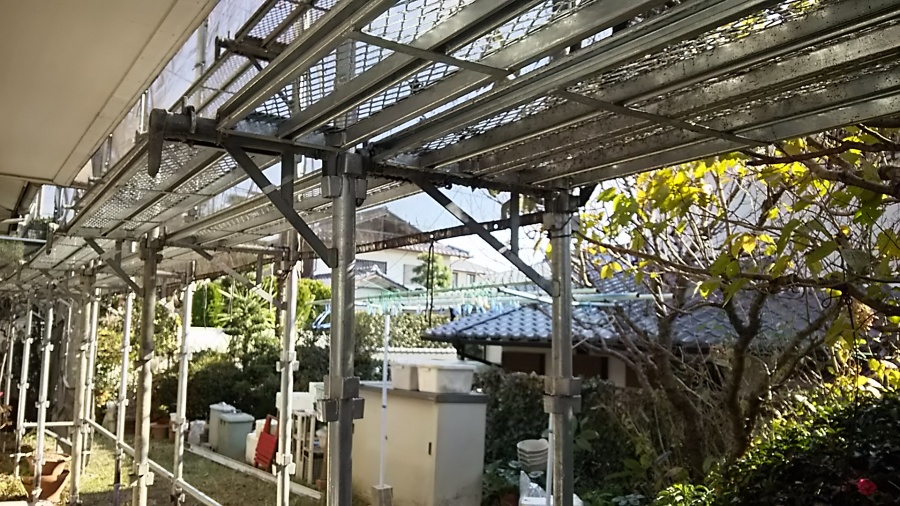 塗装に向けて足場架け