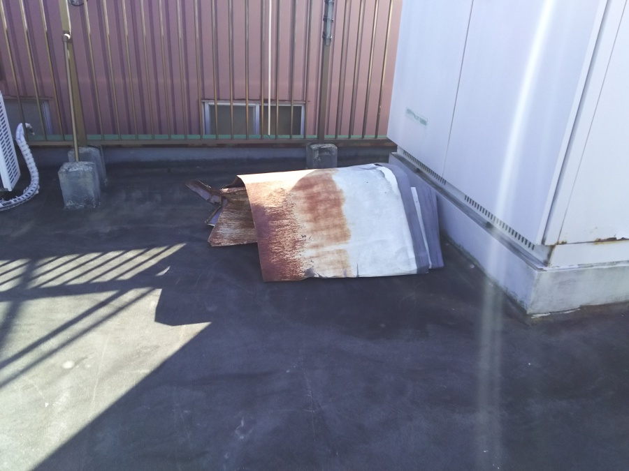 庇板金葺き替え　捲れた板金