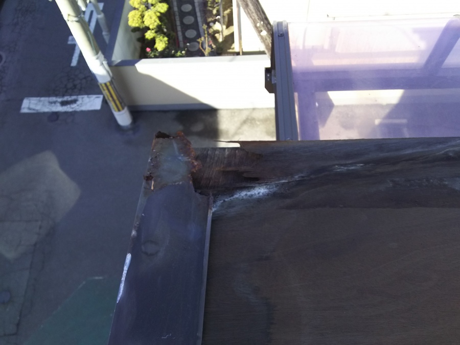 庇板金葺き替え　下地木　痛み