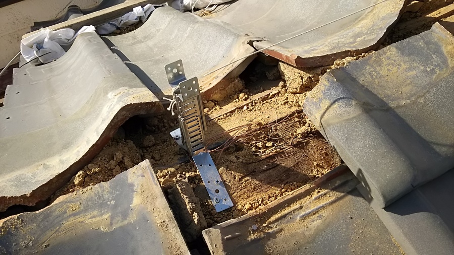 防災棟金具の施工