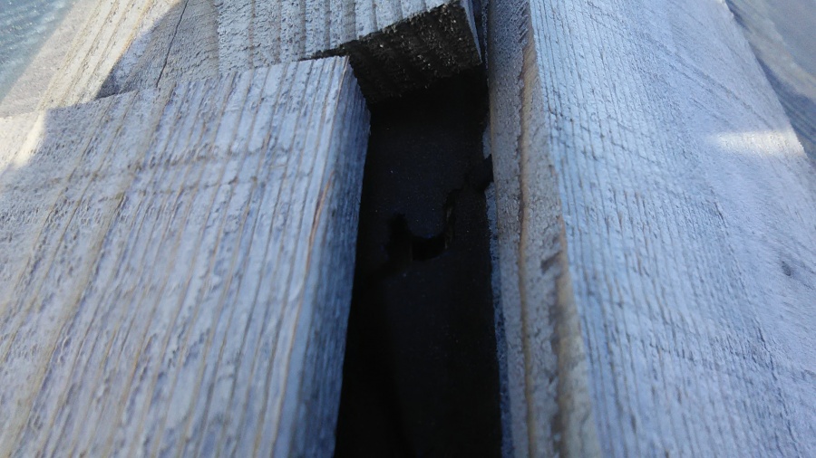台風により外れた棟板金下の木材