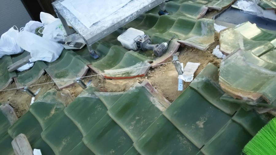 防災棟金具を設置し水切りを張る