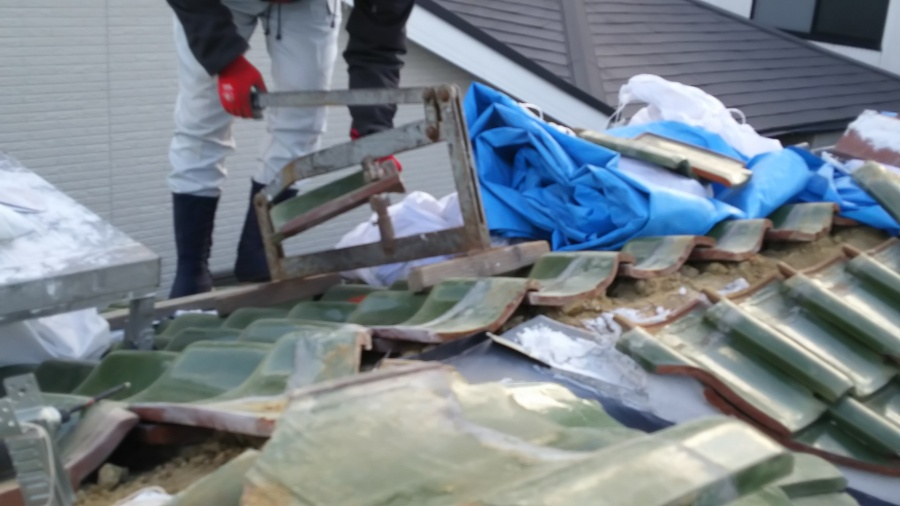 瓦切で瓦を加工している様子