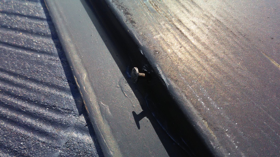 スレート屋根の棟板金の抜けかけた釘