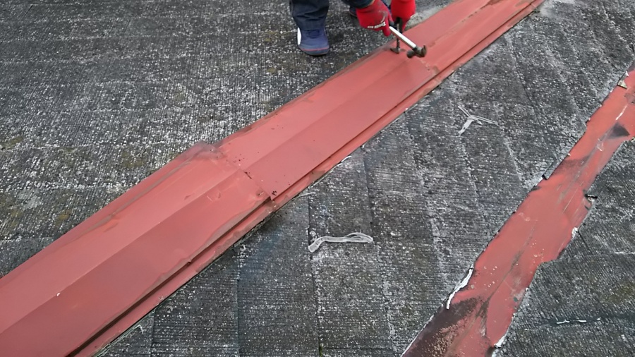 古い棟板金の釘を抜いている様子