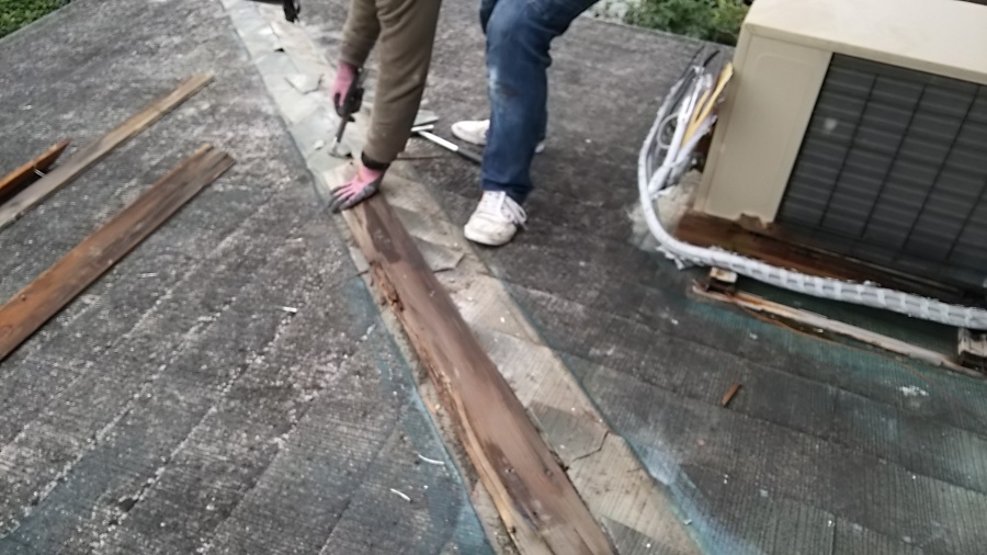 古い棟板金を外している様子